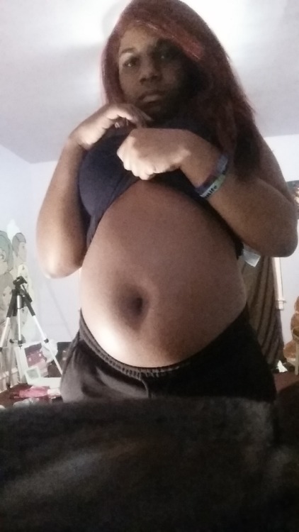 m0n0chr0meprinecss:  Ignore my messy room…. but do you see how my belly looks flat from the side I honestly hate it so so much I want it to be perfectly round. Plz don’t comment “just eat more” or “you want to look pregnant?” like no but also