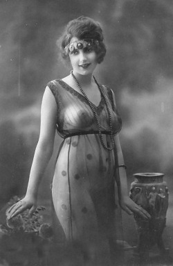 giftvintage:  1920’s photograph of a flapper