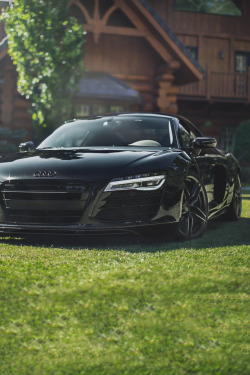 avenuesofinspiration:  Gloss R8 | Source © | AOI