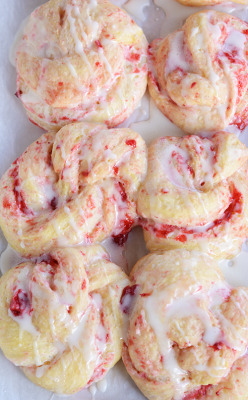 foodffs:  Overnight Strawberry Cream Cheese Sweet Rolls Really nice recipes. Every hour. Show me what you cooked! 
