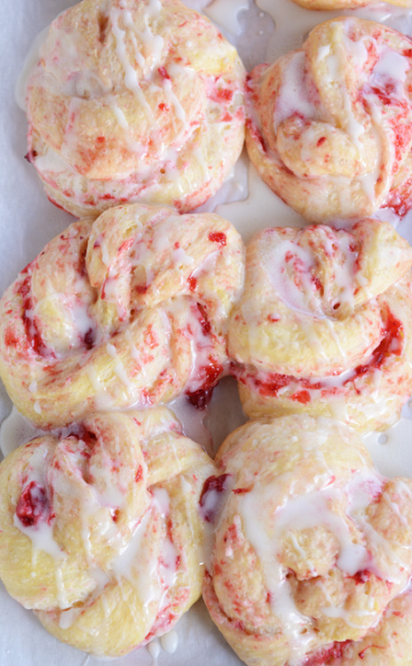 foodffs:Overnight Strawberry Cream Cheese Sweet RollsReally nice recipes. Every hour.Show me what yo