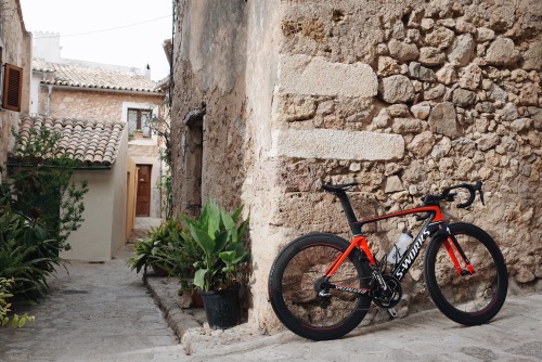 thespecializeddigest:  ‘Bike against a Spanish wall’ Lovely the contrast between Mallorca’s old town