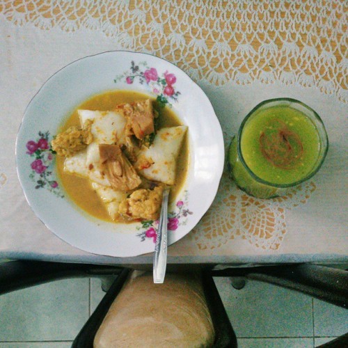 Long time no eat Lontong Lodeh and avocado juice! Fyi, Lontong Lodeh is Surabayan cuisine and I honestly say it IS delicious. One of my favorite traditional food for breakkie.