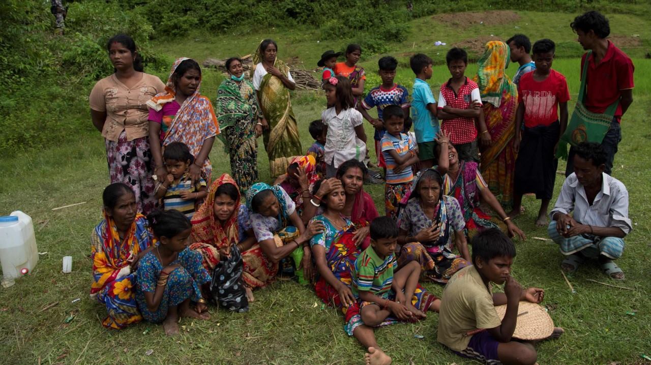 HORROR. Las mujeres hindúes lloran cerca de los cadáveres de sus familiares en la aldea YeBawKya cerca de Maungdaw, al norte del estado Rakhine de Myanmar .
Las tropas de Myanmar siguen buscando a casi 50 aldeanos hindúes más temerosos de ser...