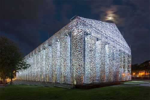 snugbugbooknook:boredpanda:Artist Uses 100,000 Banned Books To Build A Full-Size Parthenon At Histor