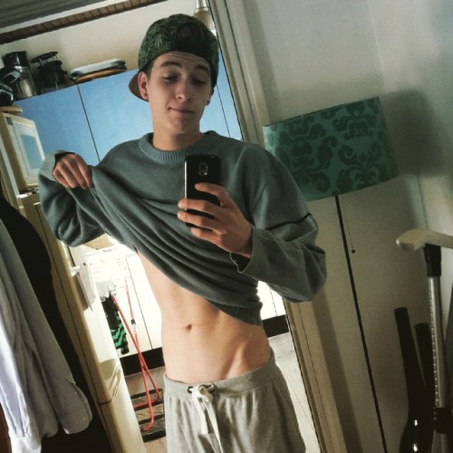 https://sexyboysbeingsexy.tumblr.com/post/118594230424