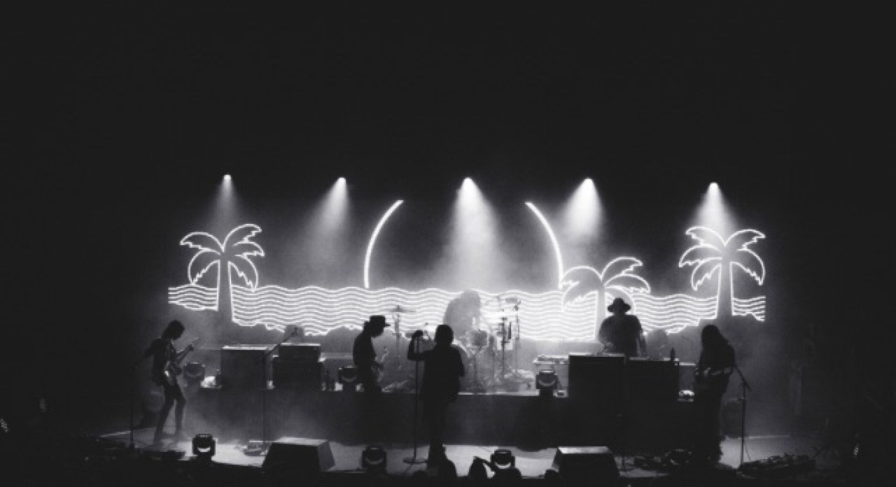 radiatevibesss:  hipsterwildflower:  The neighbourhood   ✧⋆ॐヾ๑ http://radiatevibesss.tumblr.com