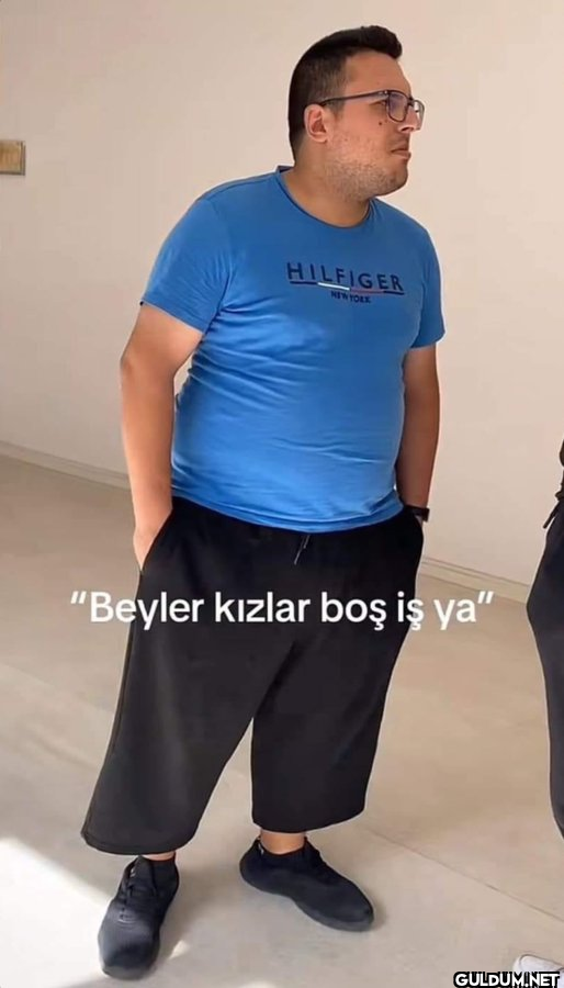 Herif şortolon giymiş ag ...