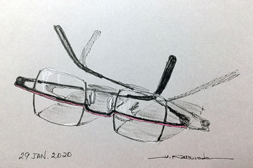 眼鏡(その22)
この遠近両用メガネ、使い始めてまだ一ヶ月弱ですが、大変調子が良いです。外から見たデザイン上のインパクトもあって、多くの方に話題にされます。久しぶりにグレーの紙にペンで描きました。実際にピンク色の部分を蛍光ペンで着色しました。[5647_N02]