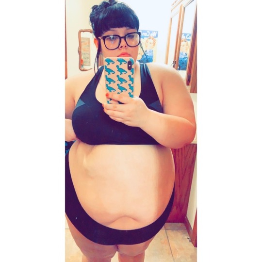 biggalsdoitbetter:  itsnineintheafternoon:    Golly, you have a cute belly. 🤗