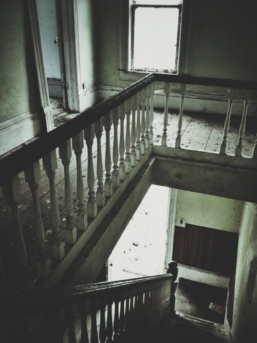 abandonedography: schickjessica: Today in an abandoned house in Ferndale, California. This is really