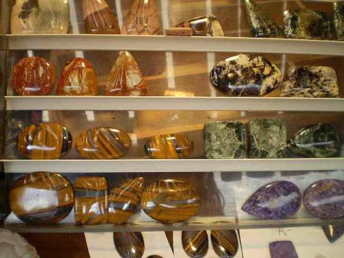 Products made of polished minerals and stones offered for sale during Lwóweckie Lato Agatowe (Lwowek