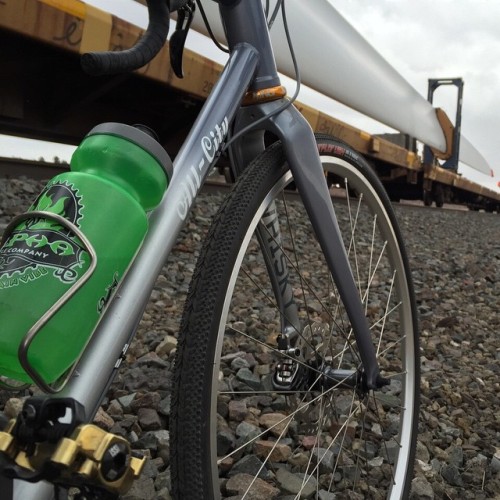 bicyclerelated: Took a quick stop by the tracks to check out these windmill blades. #allcity #alphab