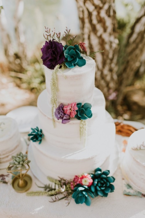 Featured by Wedding Chicks (Elizabeth Lauren Photography)Cake by LovecakesFloral Design by Sweet Ste