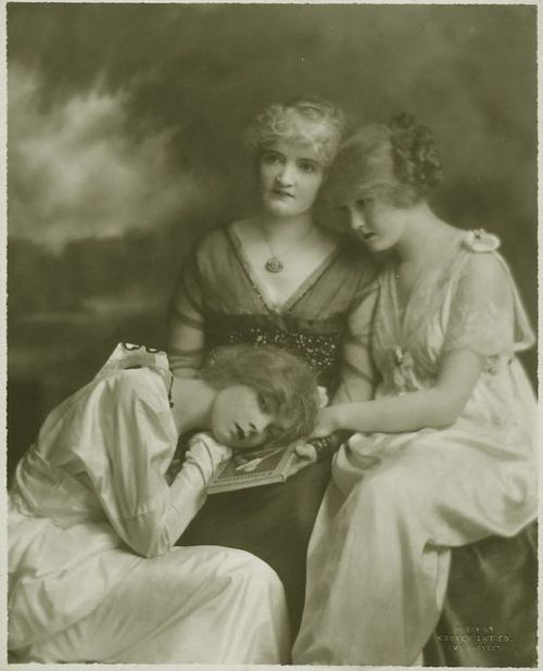 Lillian & Dorothy Gish with their mother.