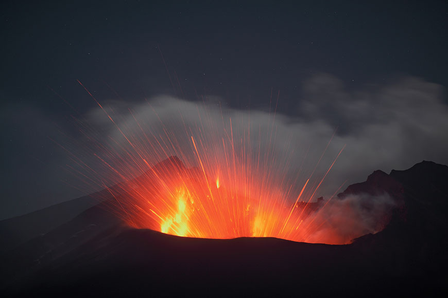 biogeodani:  Preciosas fotografías de erupciones del volcán Sakurajima, en Japón,