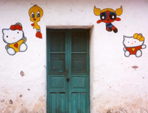 Muro con puerta y caricaturas, Copán, Honduras, 2002.