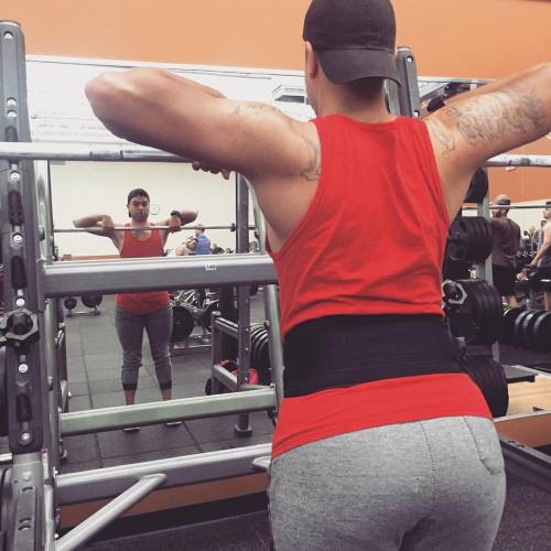 jcakezz:  Upright Rows will loosen up those up tight Hoes 👊🏽 #BeastModeJones #ChrisJones #Shoulders #FitFamSA #Golds  (at Gold’s Gym)