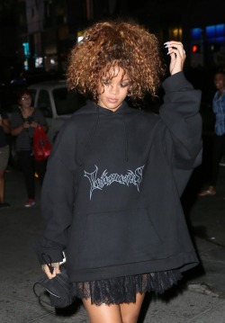 robyncandids:  Rihanna out and about in NYC (August 11)