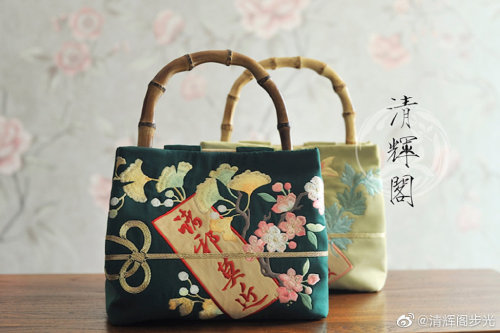 embroidered 斗篷doupeng(cloak) and 手包shoubao(handbag) for chinese hanfu by 清辉阁