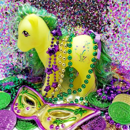 Laissez les bon temps rouler! It’s Fat Tuesday, and @hqg1cCelebration is the pony of the day!#