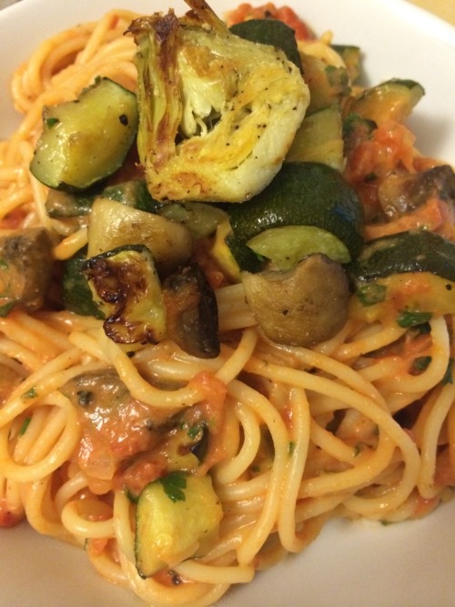 Tomato spaghetti with mushrooms, courgettes and artichokes (Home meal)