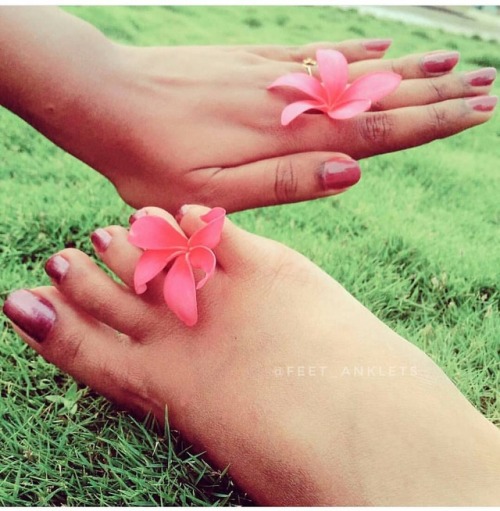 The toes were looking similar to those flowers ❤❤❤ #feet #photography #clicks #shouts #shoutouts #sh