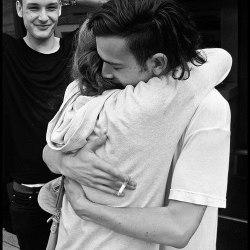 furcawt:  crahft:  the1975-uk-to-usa:  skeletuls:  healydanes:  He hugs so tightly and he closes his eyes and you can tell he cares, this is so precious.  well i wanna die!!!  George smiling in the back makes this even more adorable   i want this feeling.