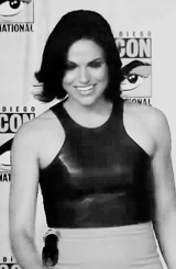 savioursqueen:   requested by buffytardis  Lana Parrilla + the seating arrangements [aka the subtle way of pointing out how she and Jen are always seated so far away from each other] 