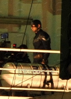 hawakeye:  Chris Evans and Scarlett Johansson spotted at the filming of Captain America: The Winter Soldier (x) 