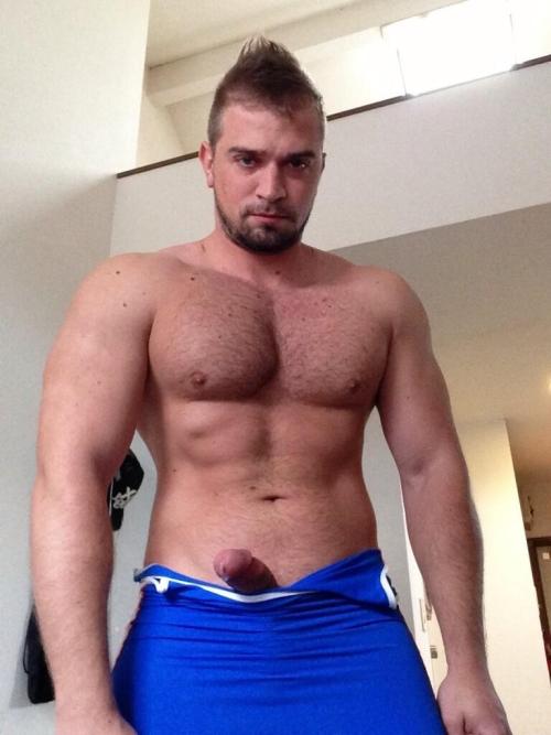 guysthatgetmehard:  blue singlet 