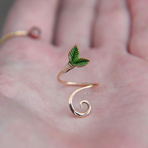 Dainty brass midi ring with polymer clay leaves. New look of my old design #brass #ring #rings #leaf