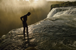 unrar:    A swimmer stands at the lip of