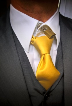 metalbondnyc: citybull:  Suit and and white collar lock  Omg this is awesome  