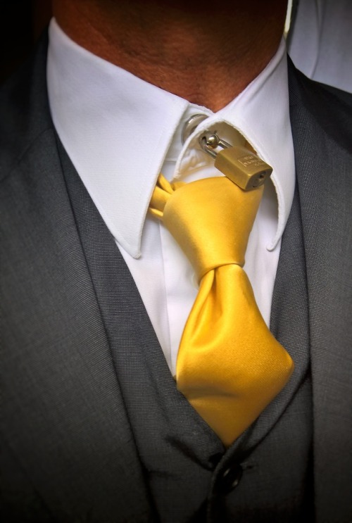 metalbondnyc: citybull: Suit and and white collar lock Omg this is awesome