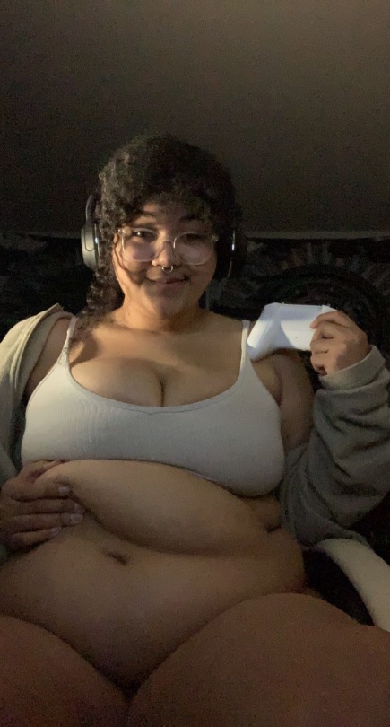 softestmimi:who tryina feed me while i game porn pictures