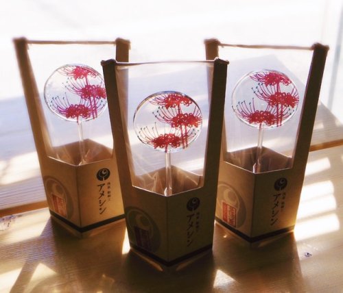 Patterned lolipops by Ame-shin. My favourite is the higanbana (spider lily) one, but the risu (squir