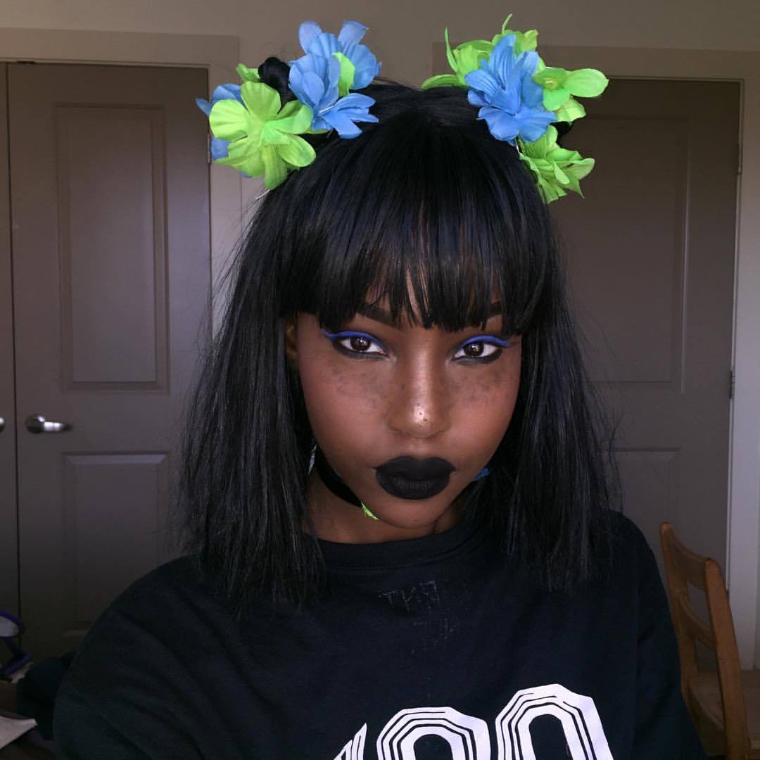 samanta-m:  Flowers x Black lipstick from @limecrimemakeup 