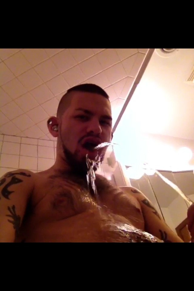 chitownslutchuck:  michaelphoenixxx:  self piss  Mmm 