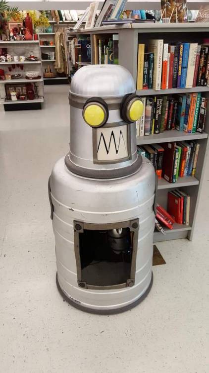 thriftstoreoddities:Adopt a robot today! He may bite, but quite lovable one you get to know him.@mec