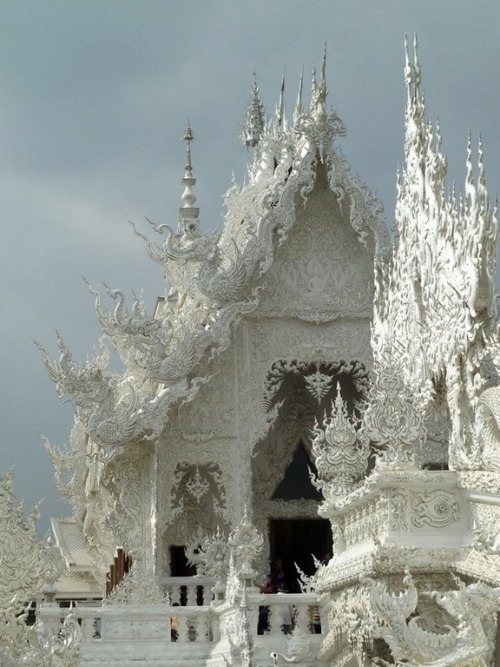 sparklezoi:sixpenceee:Wat Rong Khun, recognizable temples in Thailand. The temple outside the town o