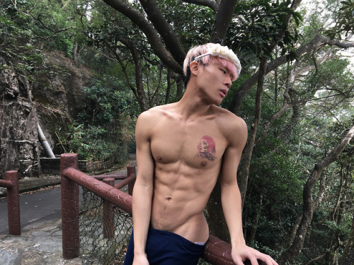 pastelsenpaiii:  lookig at views #me more sexier pics patreon.com/senpaistrips