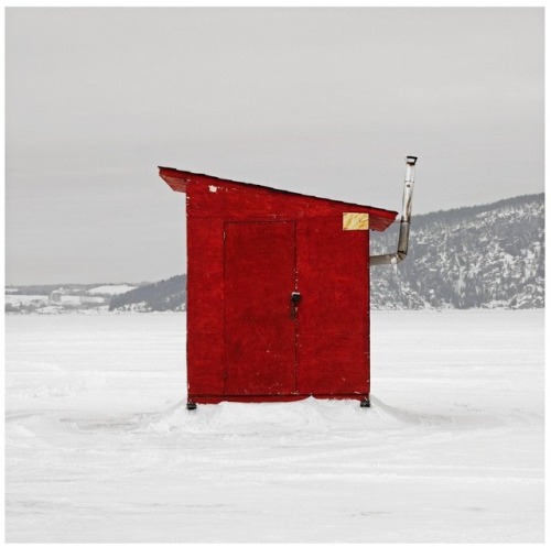 jeroenapers: Architectuur van de Canadese ijsvissershutjes in de fotoserie Ice Huts van Richard John