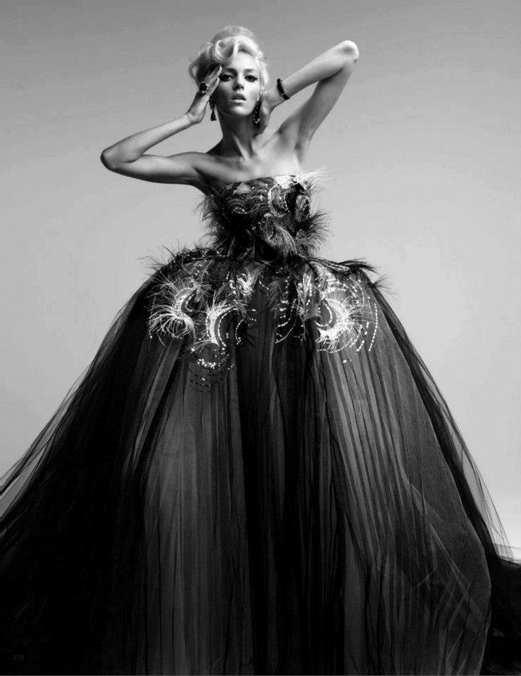 black-and-white-fashion-world:  Dior Couture 
