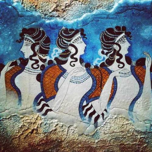 historyarchaeologyartefacts:The “Ladies in Blue” fresco from Neopalatial Knossos illustrates a group