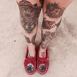lilguz2:#latepost of today’s #guzmoccasins ! #KOTD #GUZDESIGNS 📧 in my bio for custom requests &amp; inquiries. #guzdesigns #handpaintedbyguz #moccasins #minnetonka #legtattoos #lilguz #tattoos #inked #kotd #kicksonfire
