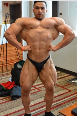 musclegodselfies:  Isaac Olmos