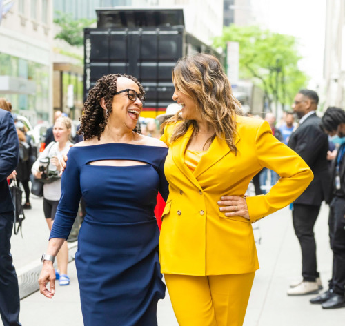  Mariska Hargitay +  Epatha Merkerson &amp; Chris Meloni @ the 2022 NBC Upfront