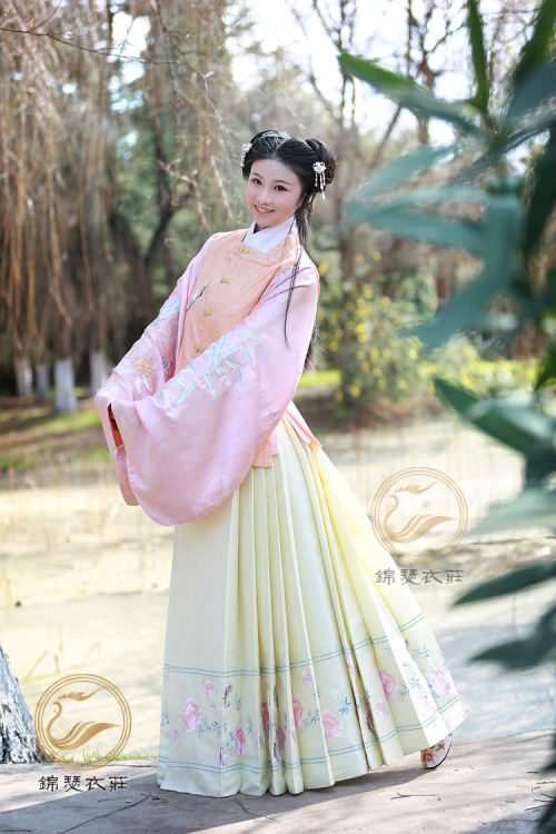 Girls display Chinese hanfu in Ming Dynasty style. Photos by 锦瑟衣庄