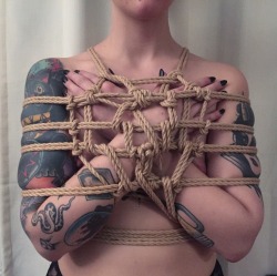 daemonumx:  Cross-armed chest harness by